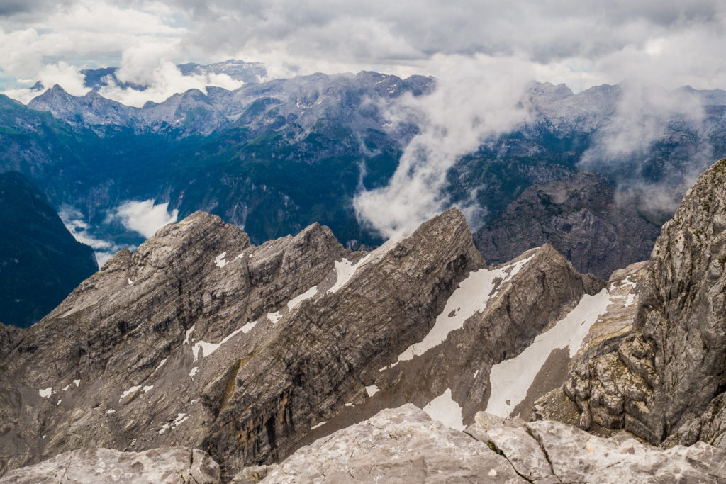 Aus meiner Hüttentour Watzmann: Die Berglandschaft in den Alpen auf über 2300 Meter Höhe zeigt die Watzmannkinder im Nationalpark Berchdesgaden mit schönen Hochwolken.