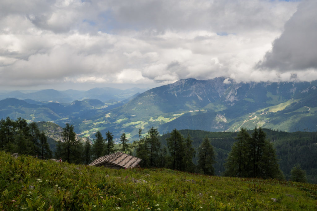 Die Falzalm mit Talblick auf das Berchtesgadener Land.