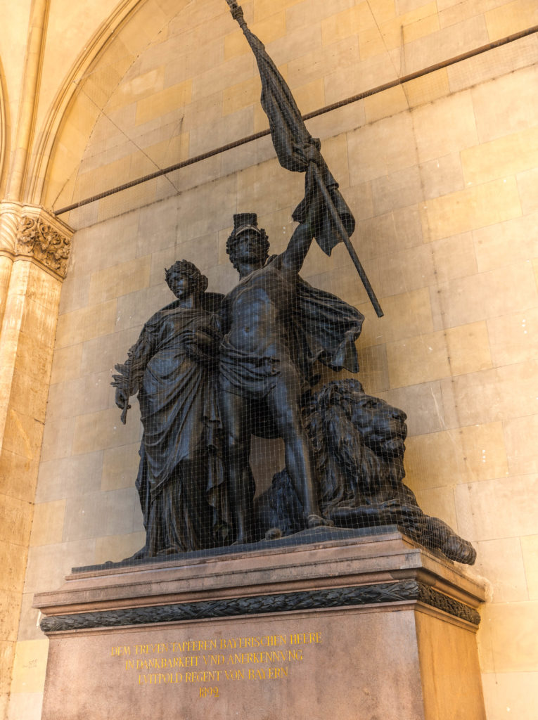 Das Bild zeigt das Bayerische Armeedenkmal in der Feldherrnhalle