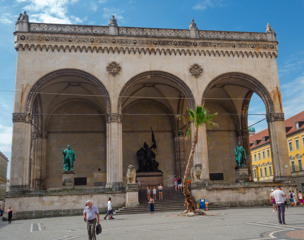 Das Foto zeigt die Feldherrnhalle am Ende des Odeonsplatzes.