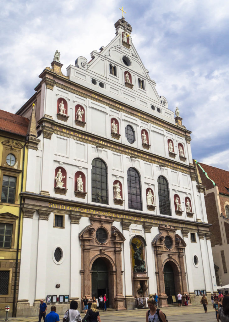 Das Bild zeigt die Außenansicht der Kirche St. Michael in München.