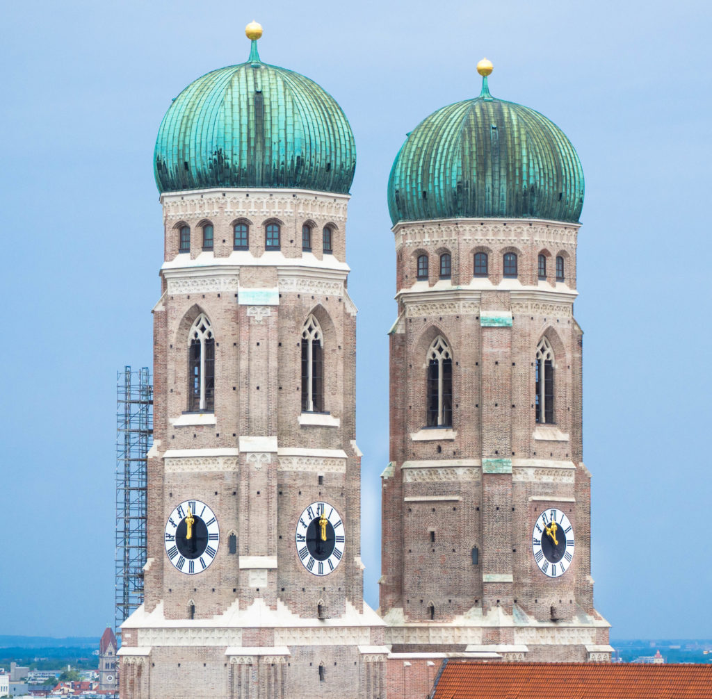 Das Bild zeigt eine Nahaufnahme der beiden Türme der Münchner Frauenkirche.