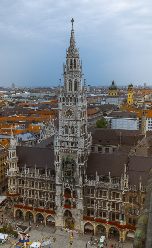 Das Bild ueogt das Neue Rathaus am Marienplatz.