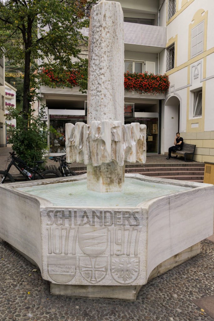 Das Bild zeigt den Brunnen von Schlanders im Vinschgau.