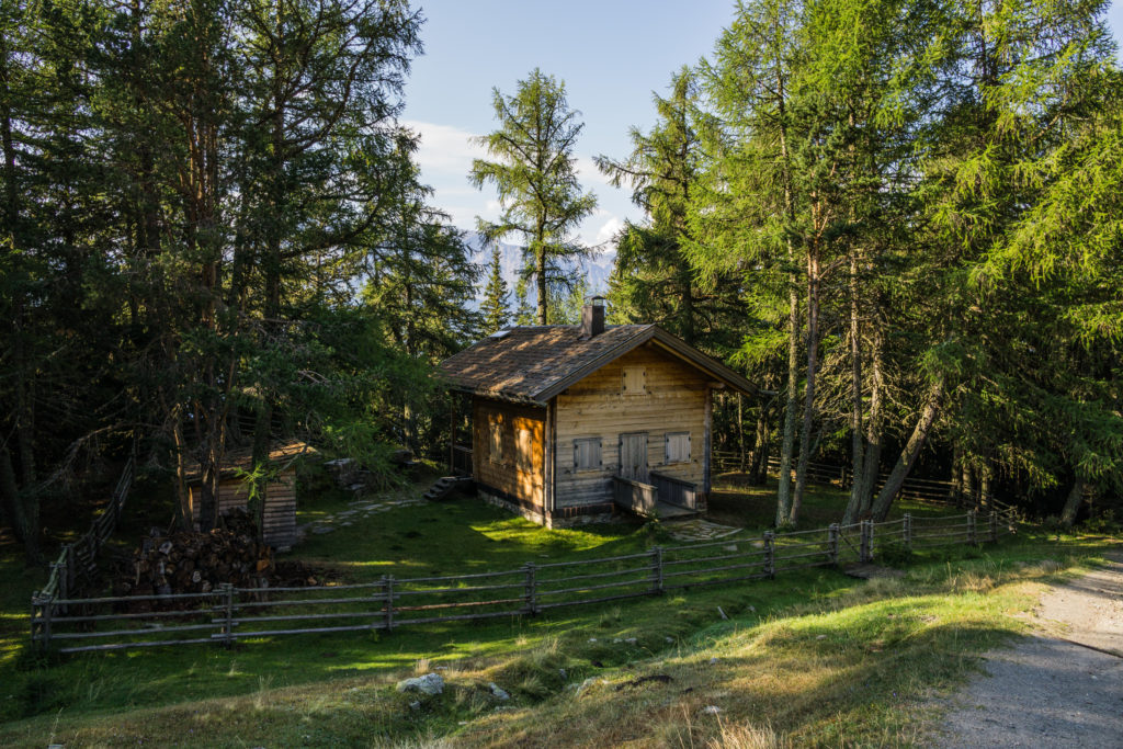 Das Bild zeigt eine kleine Holzhütte auf der Wanderung Richtung Zerminiger.