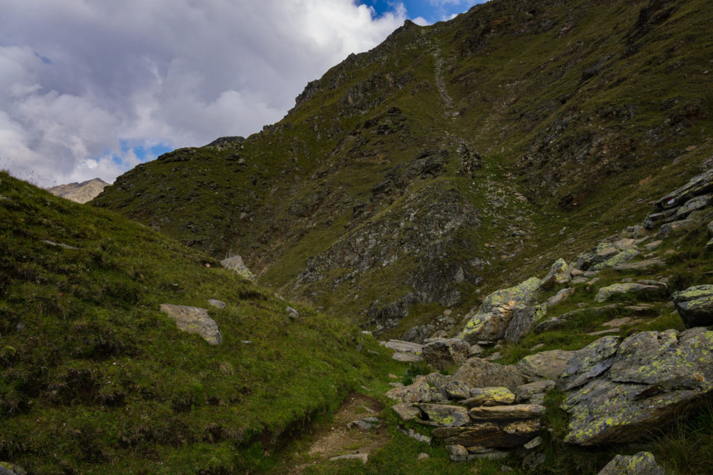 Das Bild zeigt den Wanderweg zum Niederjöchlkreuz durch raues Gestein.