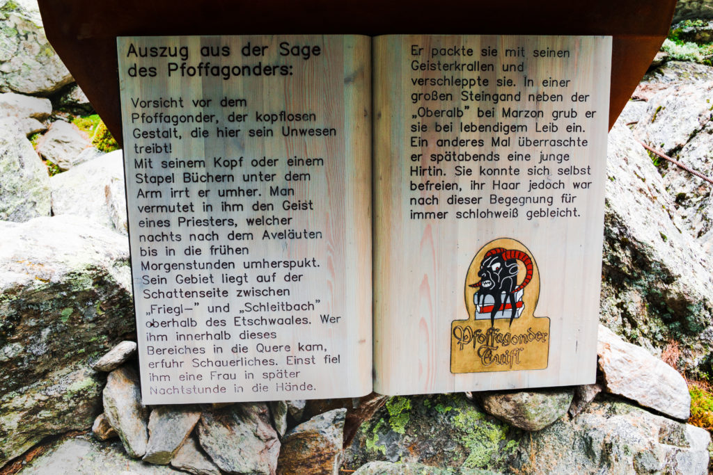 Das Bild zeigt eine Holztafel, die von einer alten Südtiroler Sage berichtet.