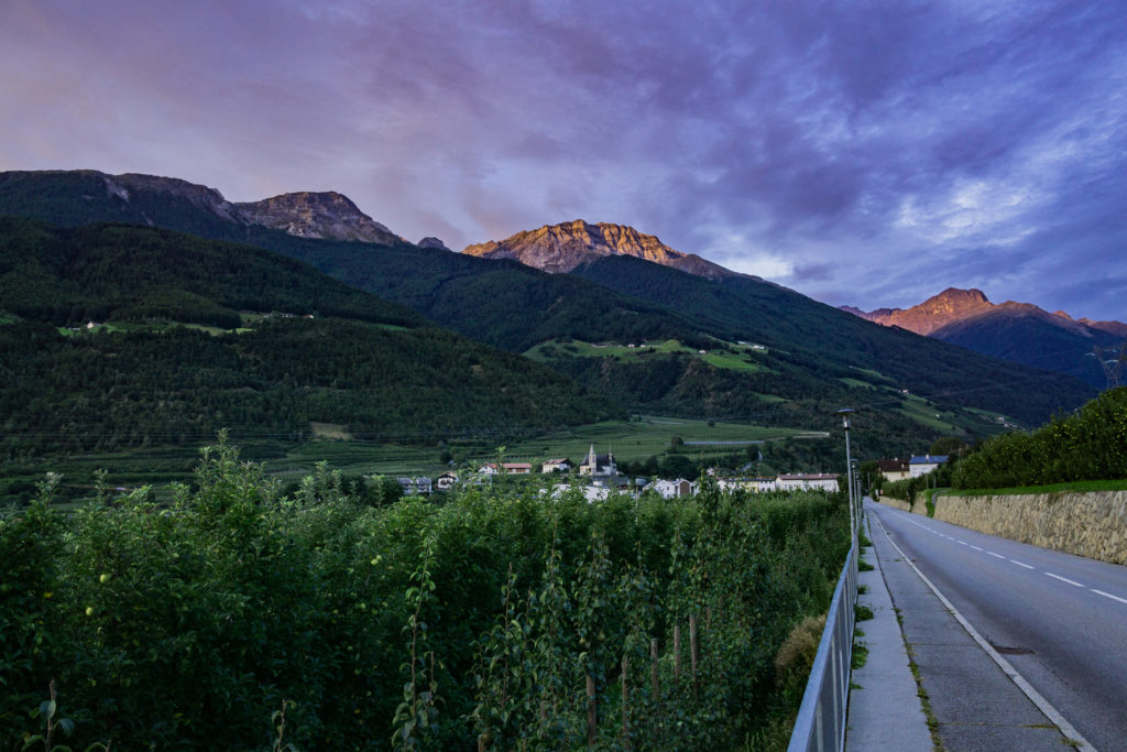 Das Bild zeigt die Göflaner Berge im morgendlichen Alpenglühen.