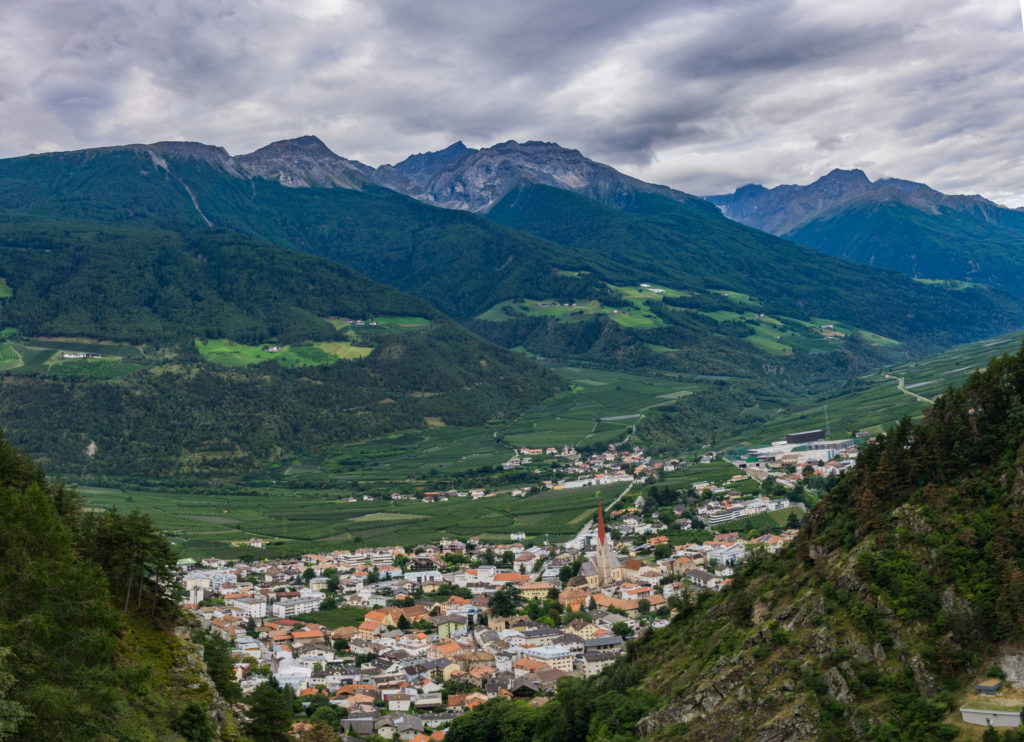 Das Bild zeigt einen Panoramablick auf Schlanders, aufgenommen vom Schlandersberg.