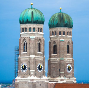 Das Bild zeigt eine Großaufnahme der beiden Türme der Münchner Frauenkirche.