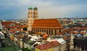 Das Foto zeigt die Münchner Frauenkirche, fotografiert vom Turm des "Alten Peter".