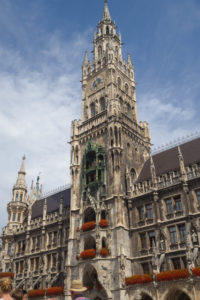 Das Foto zeigt das Neue Rathaus am Münchner Marienplatz an einem schönen Sommertag.