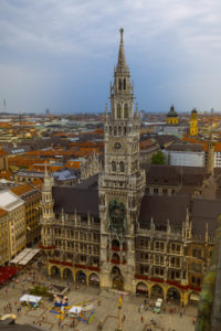 Das Foto zeigt das Neue Rathaus am Marienplatz.