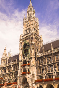 Das Foto zeigt das Neue Rathaus am Münchner Marienplatz an einem schönen Sommertag.